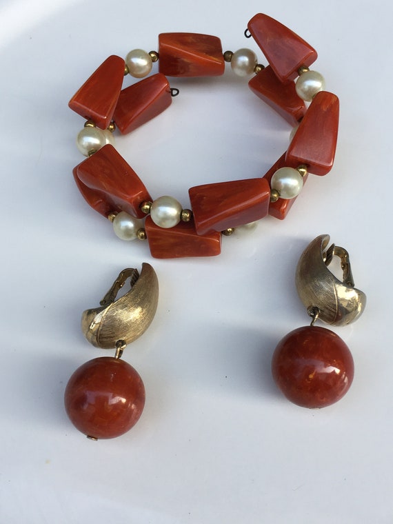 Vintage Bakelite bracelet and dangling drop ball … - image 1