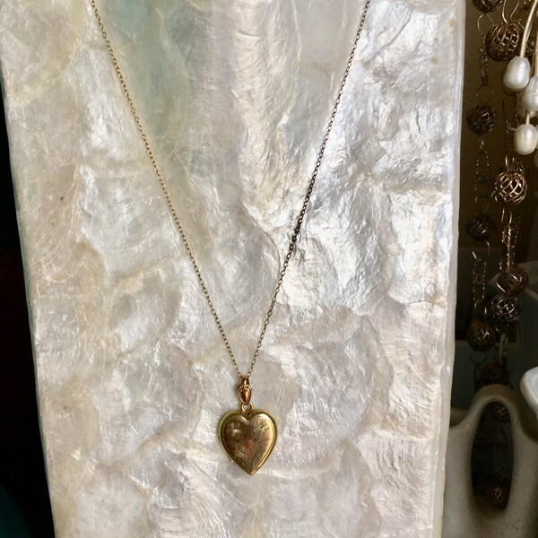 Collier de pendentif victorien antique de médaillon d’amour dans l’or rempli. Vers 1930.