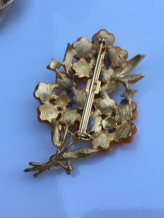 Vintage resin and gold plate floral brooch circa … - image 4