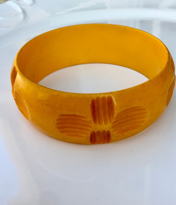 Vintage Well loved carved mustard bakelite bangle 