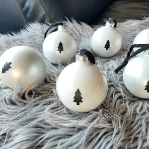 Christbaumkugeln,6 weiße Glaskugeln, Kugeln weiß, 8 cm Christbaumkugeln, Tannenbaumschmuck, schwarze Tanne