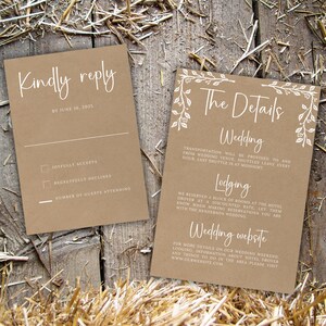 K&ouml;nnte beinhalten: Zwei Hochzeitskarten aus Kraftpapier mit wei&szlig;em Text. Eine Karte lautet "Kindly reply" mit Datum und Antwortoptionen. Die andere Karte lautet "The Details" mit Hochzeitsinformationen und einer Website.