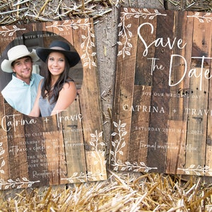 K&ouml;nnte beinhalten: Rustikale Hochzeitseinladung auf Holzgrund. Die Einladung zeigt ein Foto eines Paares mit den Namen Catrina und Travis. Der Text lautet "Save the Date" und Hochzeitsdetails.