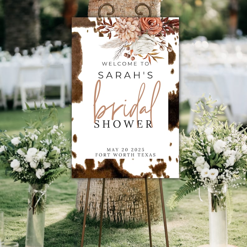Puede incluir: Un cartel blanco con manchas marrones y un dise&ntilde;o floral en tonos naranja, rosa y blanco. El cartel dice "Bienvenido al Bridal Shower de Sarah" con la fecha "20 de mayo de 2025" y la ubicaci&oacute;n "Fort Worth, Texas".