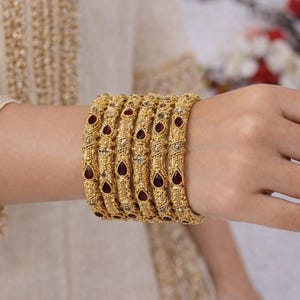 Ensemble de bracelets joncs dorés et pierres rouges | Bracelets de mariage indiens pour mariée | Bijoux ethniques traditionnels pour femme | Cadeau pour tenue de fête