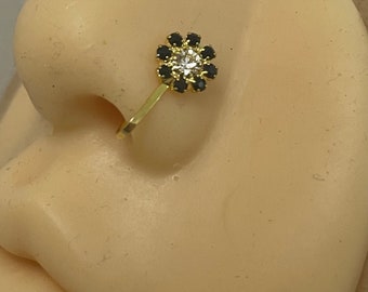 Beautiful nose stud in flower shape in black