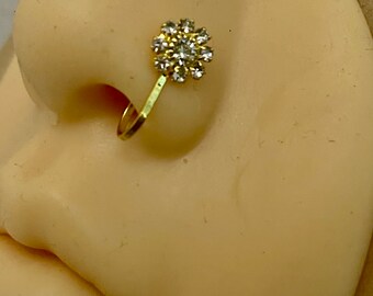 Beautiful nose stud in flower shape in gold