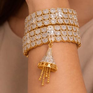 Ensemble de bracelets joncs en zircone cubique plaquée or avec pampilles suspendues | Bracelets de mariée mariage | Bijoux de fête indiens élégants | Ensemble Kada tendance