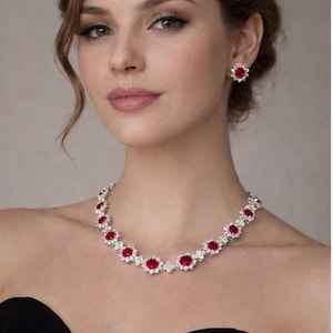 Conjunto de collar y pendientes colgantes de circonita cúbica roja rubí / Joyería nupcial de plata / Conjunto llamativo para bodas y fiestas