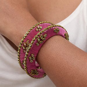 Brazaletes Kundan de hilo de seda rosa / Juego de brazaletes nupciales hechos a mano / Joyería tradicional india / Accesorios étnicos para fiestas