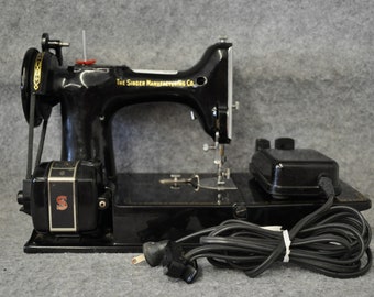 Vintage Singer Sewing Machine - Circa 1940's