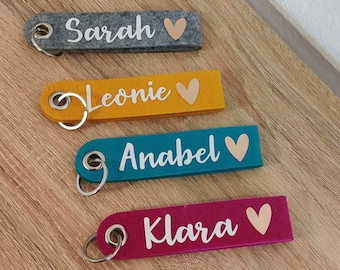 Personalisierte Schlüsselanhänger aus Filz mit Name und Herz bedruckt als Geschenk für Einschulung oder Geburtstag