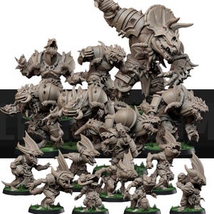 Puede incluir: Una colección de figuras de fantasía en miniatura sin pintar, de color marrón claro, que representan criaturas reptilianas en varias poses dinámicas. El conjunto incluye una gran bestia con cuernos, varios guerreros blindados y figuras más pequeñas y ágiles.