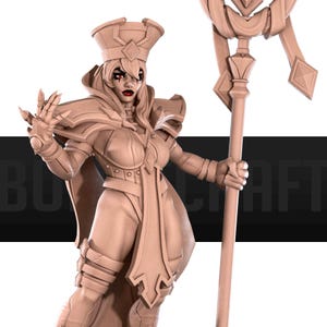 Könnte beinhalten: Detaillierte, beige-farbene Figur einer Fantasy-Figur, die einen Stab hält. Die Figur trägt eine Kopfbedeckung, Rüstung und eine lange Robe. Die Figur hat rotes Augen-Make-up und dunklen Lippenstift. Der Hintergrund ist verschwommen.