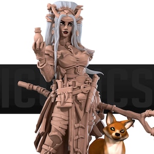 Puede incluir: Figura detallada de un personaje de fantasía con largo cabello blanco, sosteniendo una pequeña botella. El personaje lleva un atuendo detallado con varias herramientas y accesorios. Un pequeño zorro está a los pies del personaje. La figura es de color neutro.