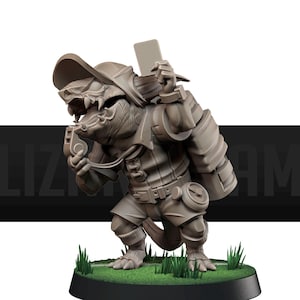 Może przedstawiać: Monochromatyczna, niepomalowana figurka miniaturowa przedstawiająca jaszczuropodobne stworzenie w czapce z daszkiem, koszuli z kołnierzykiem i szortach. Postać trzyma w jednej ręce gwizdek przy ustach, a w drugiej prostokątną kartę, niosąc duży plecak.