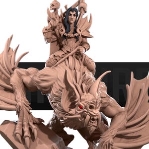 Puede incluir: Una figura miniatura detallada de una figura de pelo oscuro montando una criatura parecida a un murciélago. La figura lleva armadura y sostiene un arma. La criatura murciélago tiene ojos rojos y dientes afilados.