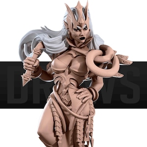 Può includere: Scultura dettagliata di una donna con lunghi capelli bianchi, una corona e un serpente avvolto attorno al braccio. Tiene una spada e indossa un'armatura. La scultura è di colore marrone chiaro.