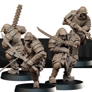 Könnte beinhalten: Vier detaillierte, hellbraune Miniatur-Samurai-Figuren in dynamischen Posen. Jede Figur trägt traditionelle Rüstung und hält Schwerter oder einen Stachelkeule. Die Figuren sind auf schwarzen, kreisförmigen Sockeln montiert.