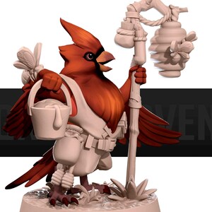 Puede incluir: Una figurita de pájaro cardenal rojo sosteniendo un cubo y un bastón con un panal de miel en la parte superior. La figurita está pintada en tonos de rojo, blanco y marrón.