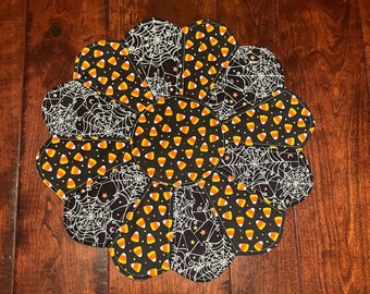 Halloween Table Runner, Halloween Table Topper, Autumn Table Centerpiece, Reversible Table Topper, Quilted Table Mat, Fall Table Runner, Mat