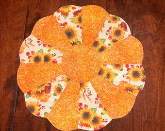 17 " Sunflower Table Topper, REVERSIBLE, Fall Table Topper, Sunflower Fabric Centerpiece, Autumn Table Topper, Summer Table Topper, Fall Mat