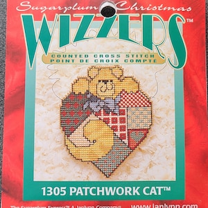 Può includere: Uno schema di punto croce contato che presenta un gatto patchwork con un design rosso, verde, giallo e blu. Lo schema è intitolato "1305 Patchwork Cat" ed è della collezione Sugarplum Express di Janlynn.