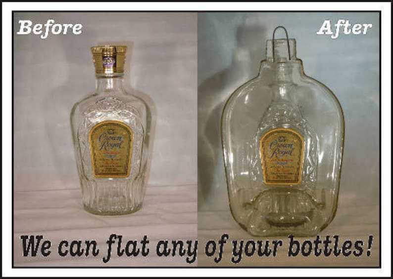 Pode incluir: Uma garrafa de vidro transparente com um r&oacute;tulo dourado que diz "Crown Royal" antes e depois de ser achatada. A garrafa &eacute; mostrada sobre uma superf&iacute;cie branca.