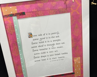 Può includere: Una poesia incorniciata con carta a motivi rosa e bianchi attorno ai bordi. La poesia recita: "Alcuni ne parlano in poesia, alcuni la coltivano nel terreno. Alcuni la costruiscono in un campanile, alcuni la mostrano attraverso il loro lavoro. Alcuni la respirano nella musica, alcuni la plasmano nell'arte. Alcuni la modellano in pagnotte, alcuni la custodiscono nei loro cuori."