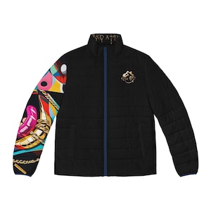 Puede incluir: Una chaqueta acolchada negra con cuello alto y texto dorado. La manga izquierda muestra un estampado gráfico multicolor de labios y cadenas doradas. Un logotipo dorado se encuentra en el pecho derecho y una cremallera azul en el centro.
