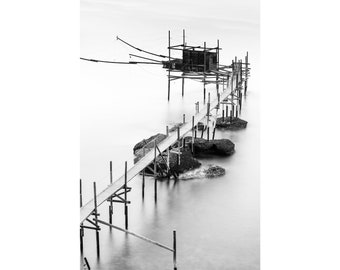 Impresión fotográfica de Trabocco: Costa de Abruzos, Italia - Blanco y negro