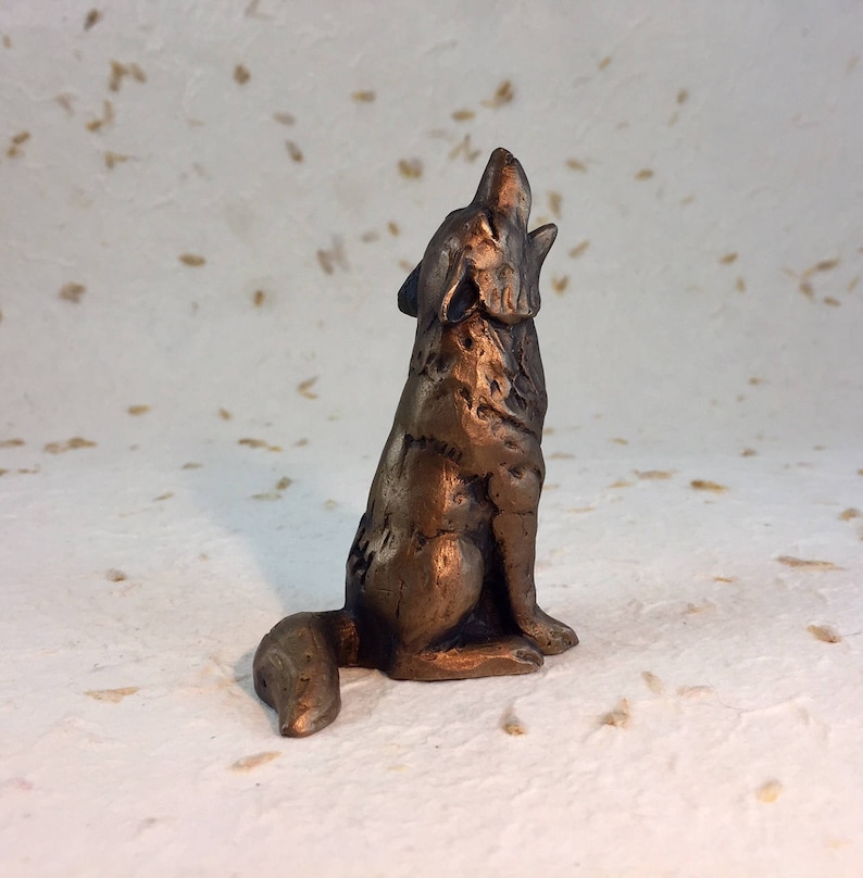Sculpture de loup en bronze Statue de loup Figurine de loup Loup miniature de la faune Bronzes d'animaux de collection Cadeaux de loup Décoration d'intérieur Presse-papiers de loup image 1