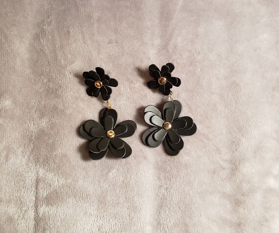 Black Daisy 1960s Style Earrings