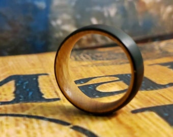 Anillo de barril Makers Mark Burbon Fabricado a partir de un barril de whisky Burbon reciclado envuelto en una banda de fibra de carbono negra mate de perfil ultra bajo.