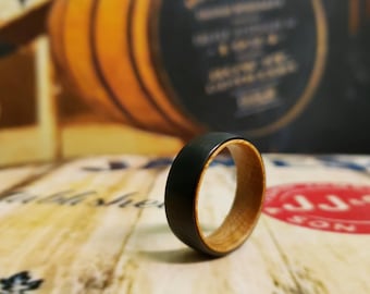 Anillo de barril de whisky Jameson con banda exterior de fibra de carbono de 8 mm: hecho a mano a medida a partir de un barril de roble blanco de whisky irlandés Jameson usado.