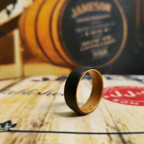 Jameson Whiskey Barrel Ring mit 8mm Kohlefaser äußeren Band - benutzerdefinierte Hand aus einem verwendet Jameson Irish Whiskey weiße Eiche Fass.