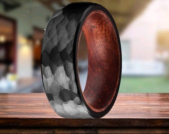 Jameson Whisky Barrel Ring mit 8mm schwarzem gehämmertem Wolfram Band - maßgefertigt aus einem gebrauchten Jameson Irish Whiskey Oak Barrel.