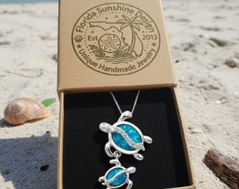 Collar con tortuga marina madre y cría – Ópalo azul peruano y plata fina, hecho a mano en Florida