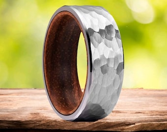 Anillo de barril de whisky Jameson con banda exterior de tungsteno martillado de 8 mm - hecho a mano de un barril de roble blanco usado de Jameson Irish Whiskey.