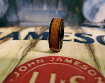 Anillo para hombre de carburo de tungsteno Jameson Whiskey Barrel de 8 mm: elaborado a partir de una duela de roble blanco de Jameson Whiskey Barrel para crear una hermosa incrustación.