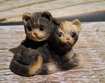 Vintage Cuddling Kittens Figurine| Gray & White Cuddly Kitties| Collectible Cats knick knacks