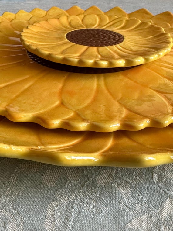 ひまわり模様 陶器皿 手描きの陶器製ひまわりの皿とボウル：花柄の食器 - Etsy 日本