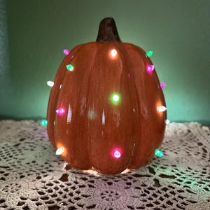 Decoração de outono de cerâmica atarracada e iluminada | Abóbora de Halloween | Abóbora iluminada fofa | Abóbora laranja | Abóbora de Halloween clássica