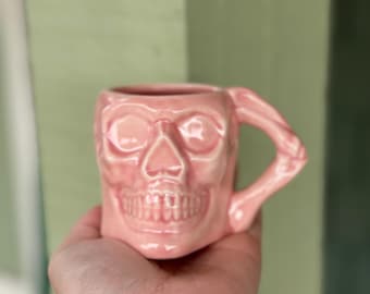 Mug crâne d'Halloween rose en céramique peint à la main