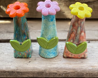 Jarrón de cerámica pintado a mano con flores: decoración geométrica primaveral