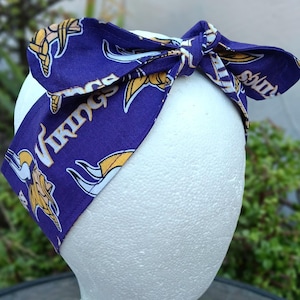 Fascia per capelli Minnesota Vikings larga 3&quot;, fatta a mano, elastica per capelli, da annodare, regalo di football, stile pin up, fascia per capelli, bandana, sciarpa, stile retrò