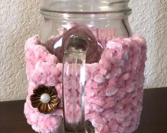 Funda para taza de chenilla rosa con botón de flor de oro antiguo y perlas, hecha a mano.