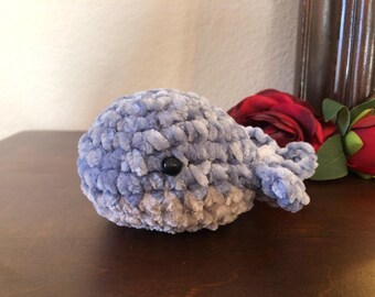 Ballena amigurumi de chenilla suave y acogedora hecha a mano