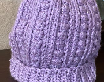 Gorro de ganchillo con punto de bayas lila iridiscente, talla infantil, hecho a mano.