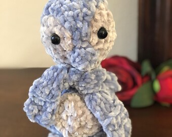 Adorable pingüino amigurumi de chenilla azul y gris con bufanda